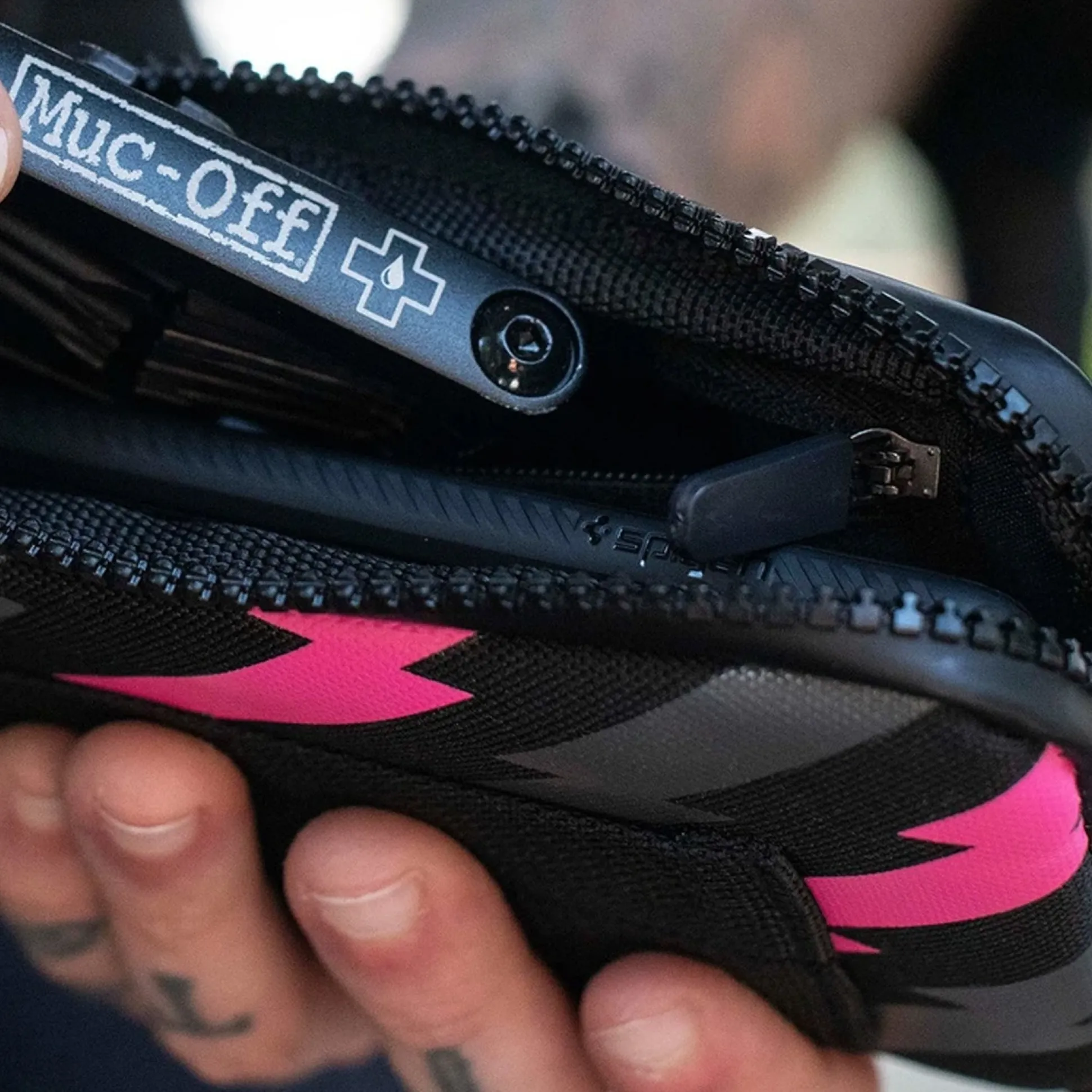 Portacellulare Muc-off Essentials Case Bolt - Nero